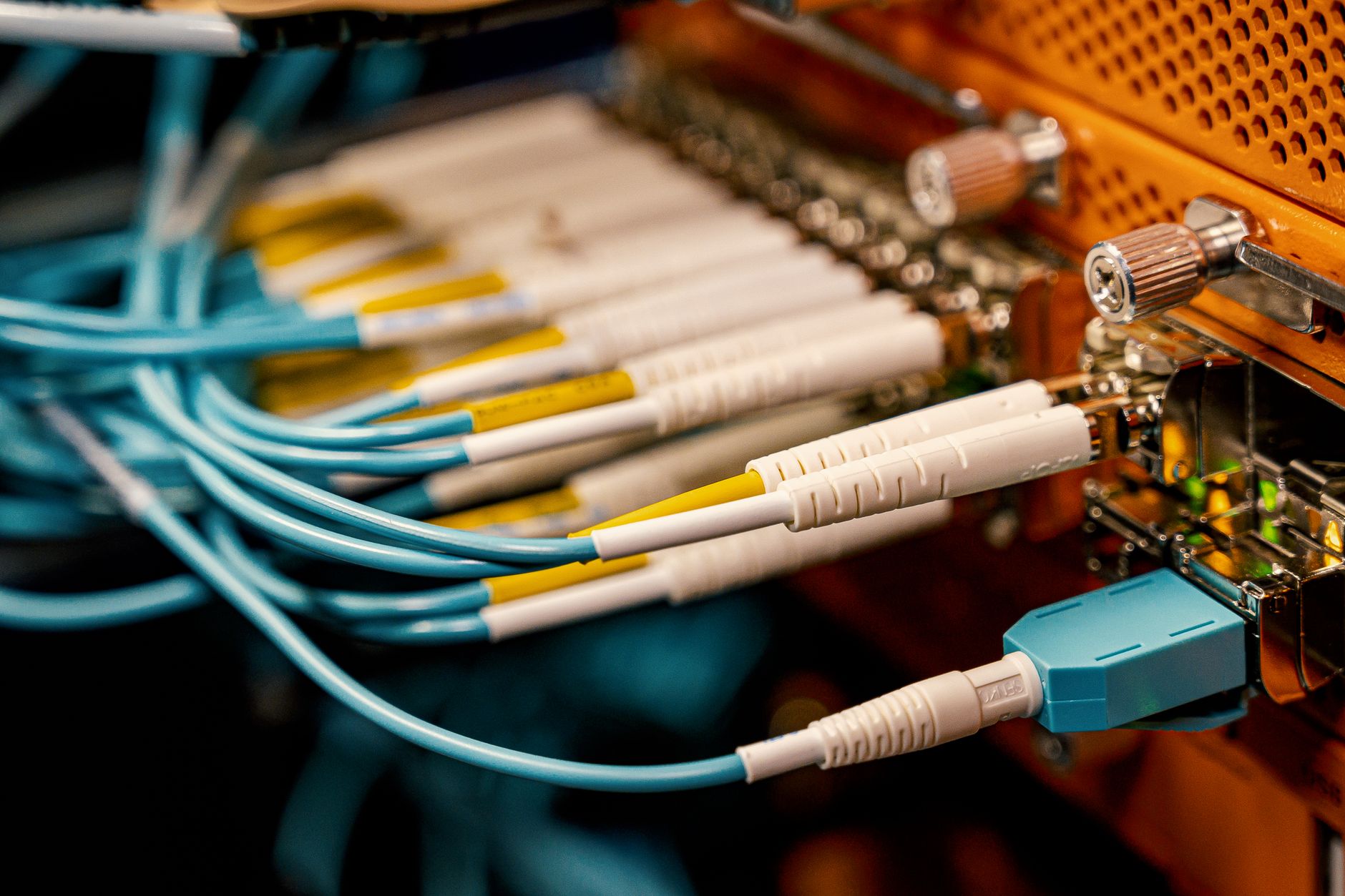 Técnico a trabalhar em cabos de telecomunicações