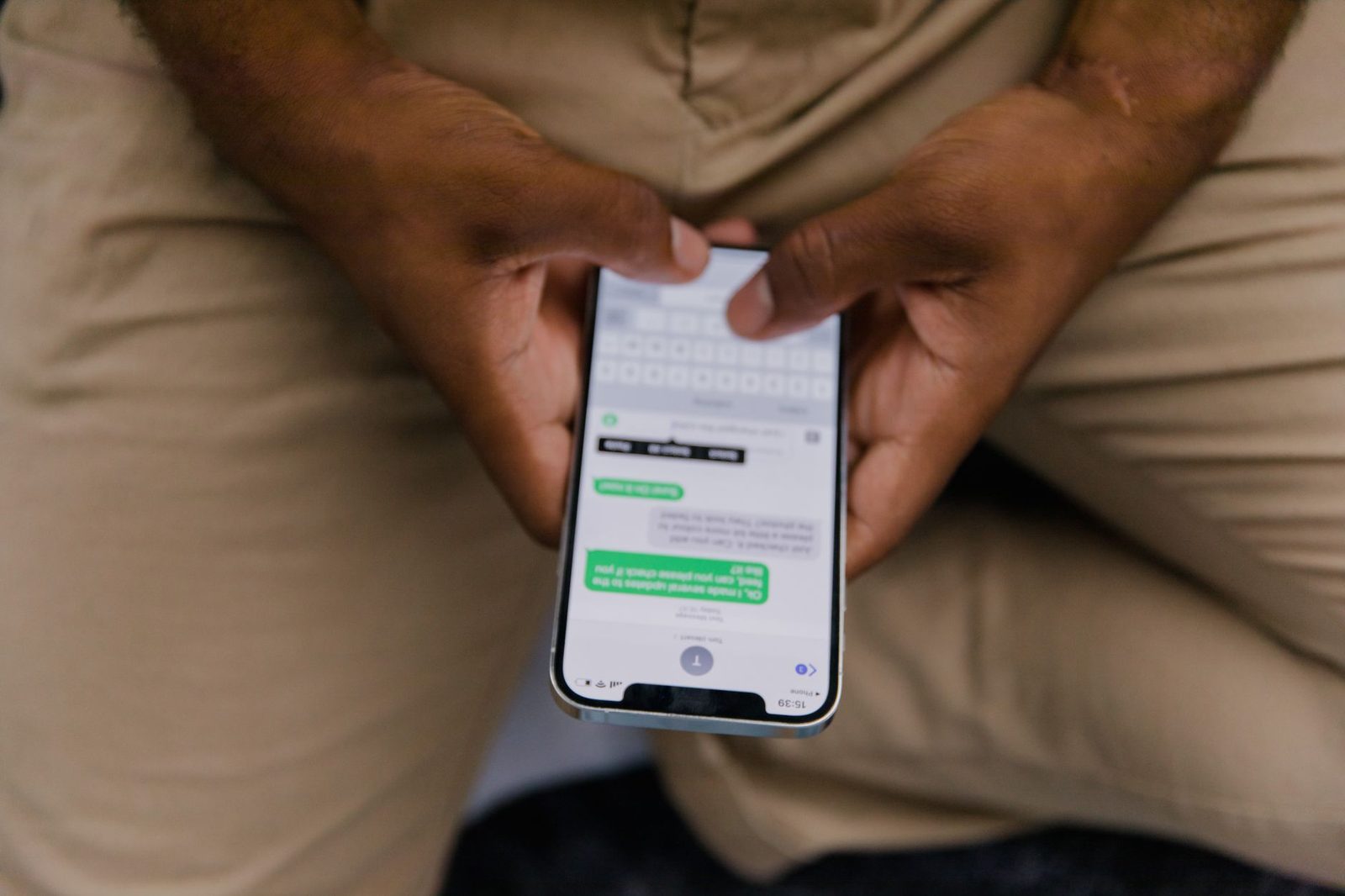 Vue d'un smartphone affichant un signal réseau complet