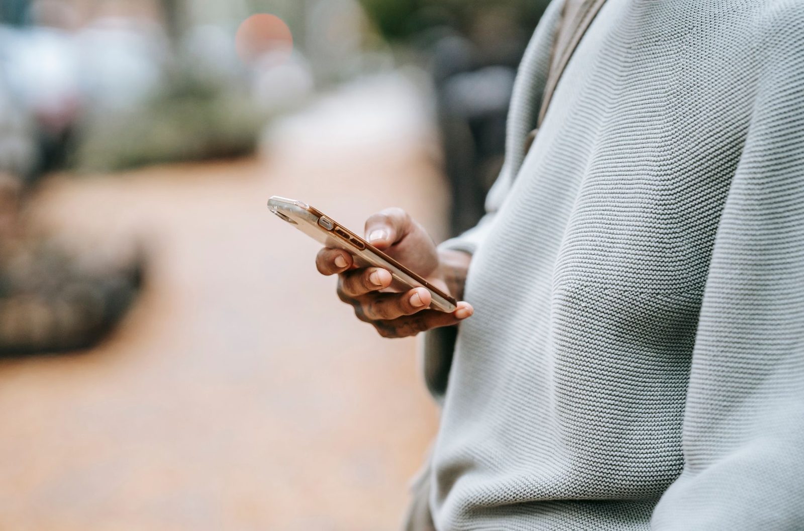 Personne tenant un smartphone dans la rue