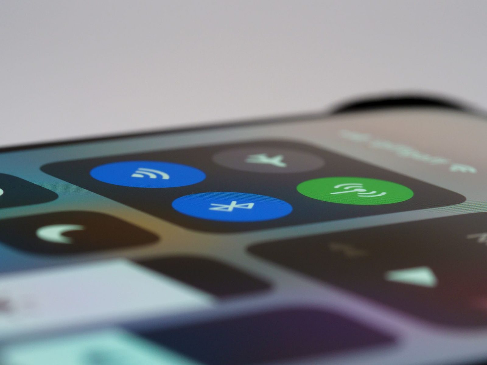 Primer plano de la pantalla de un smartphone mostrando los iconos de Wi-Fi, Bluetooth y datos móviles activados