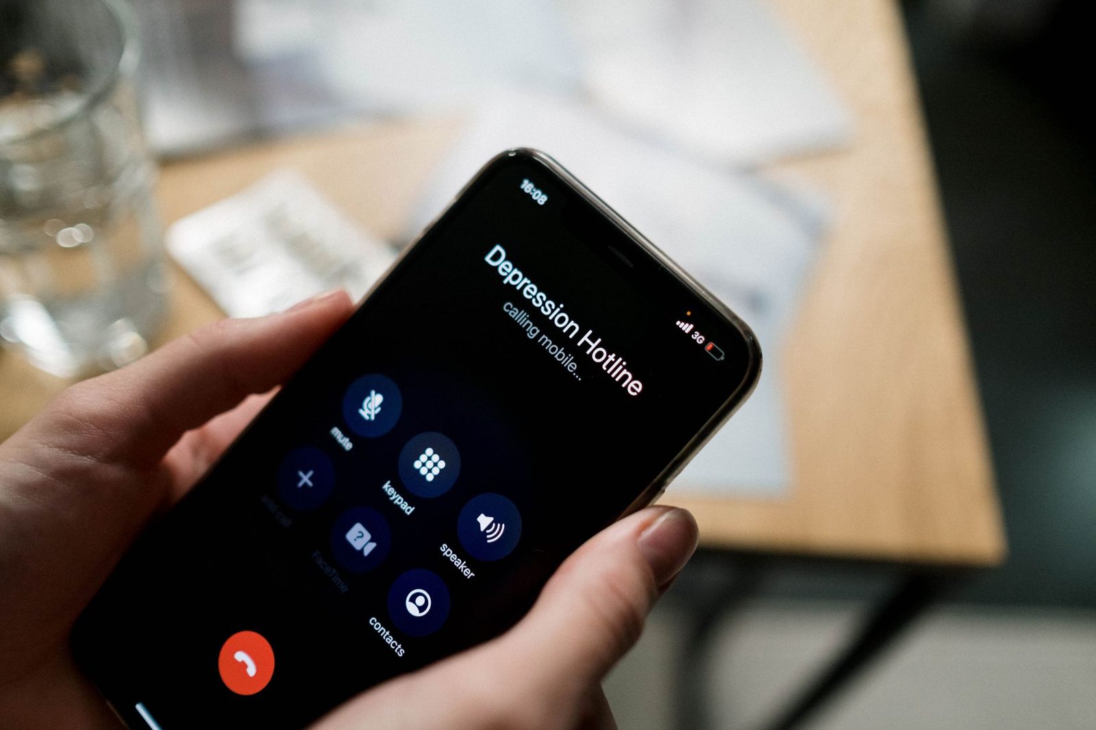 Hand met een smartphone waarop een lopend gesprek te zien is met een 3G-netwerkindicator