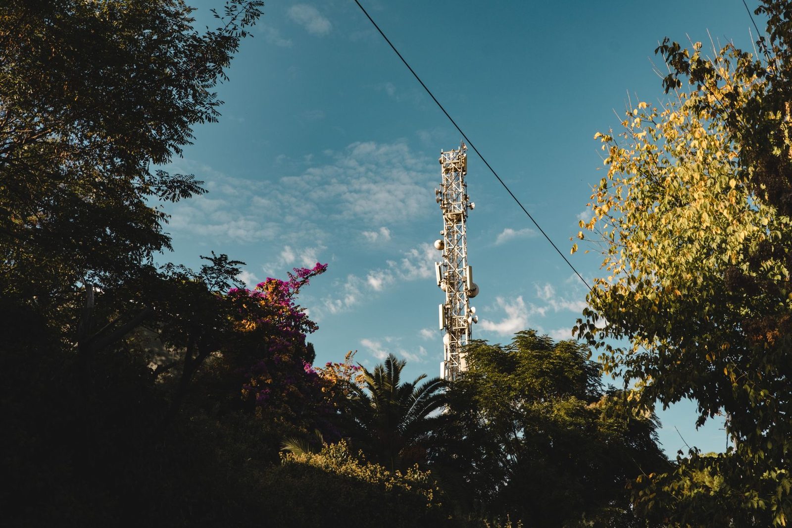 Une antenne-relais s'installe près de chez vous : ce que dit vraiment la loi française en 2026