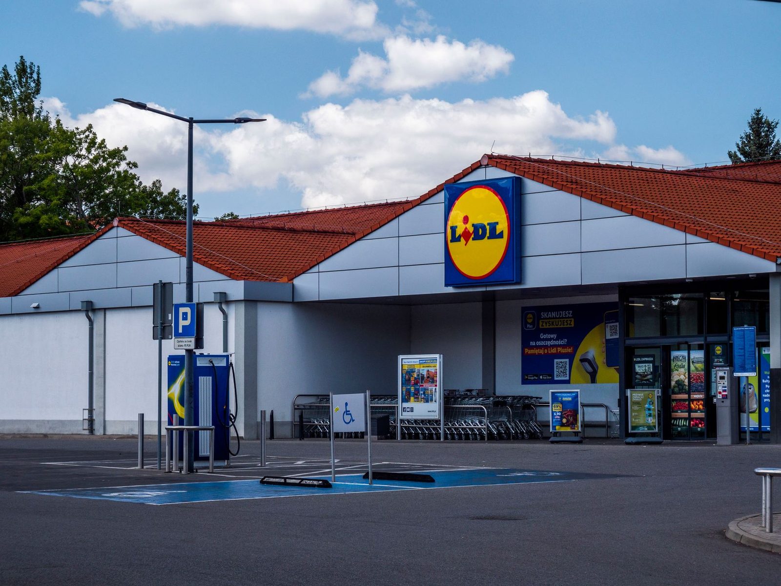 Piani telefonici venduti al supermercato: cosa cambia davvero con l'arrivo della grande distribuzione nel 2026