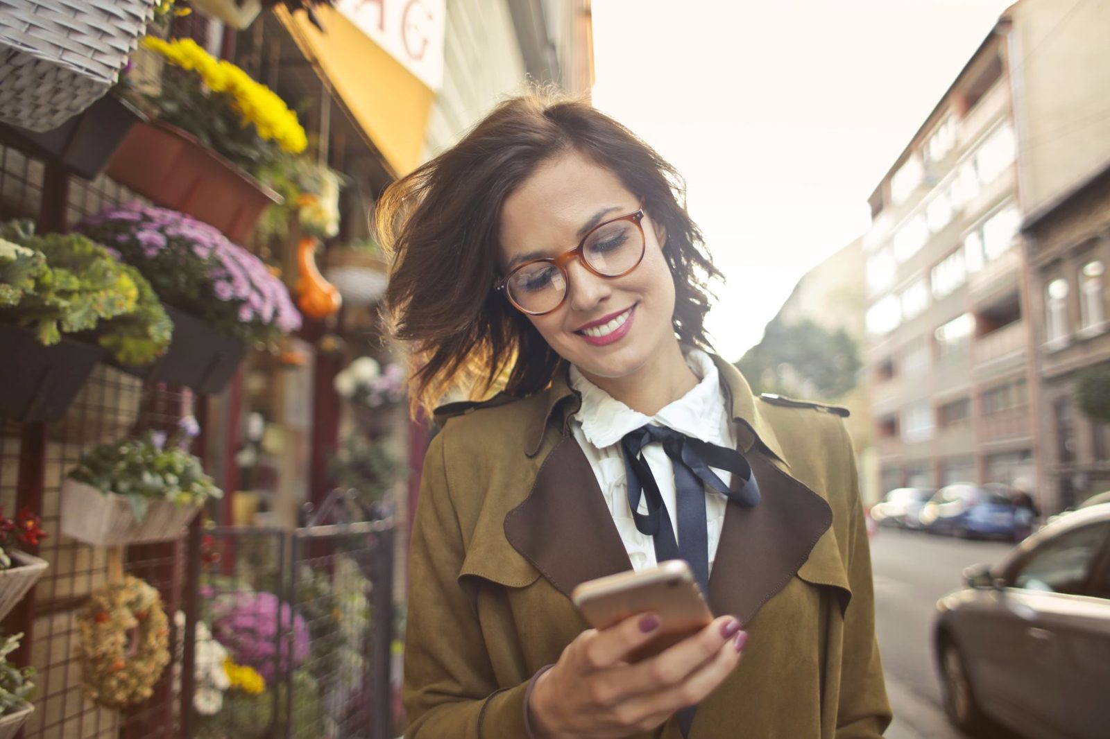 Using your mobile plan abroad in 2026: roaming in Europe, outside Europe, and the bill that lands three weeks later