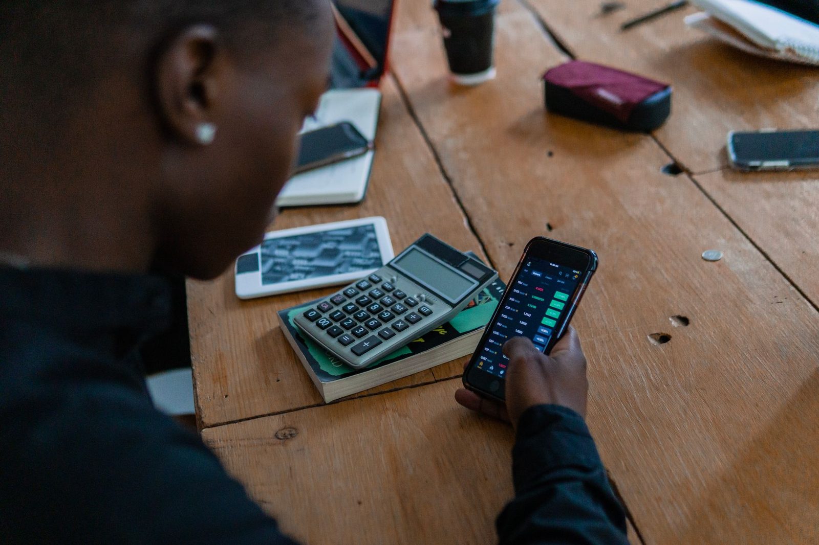 Acheter un smartphone reconditionné en 2026 : ce que la garantie couvre vraiment (et les pièges du « grade A »)